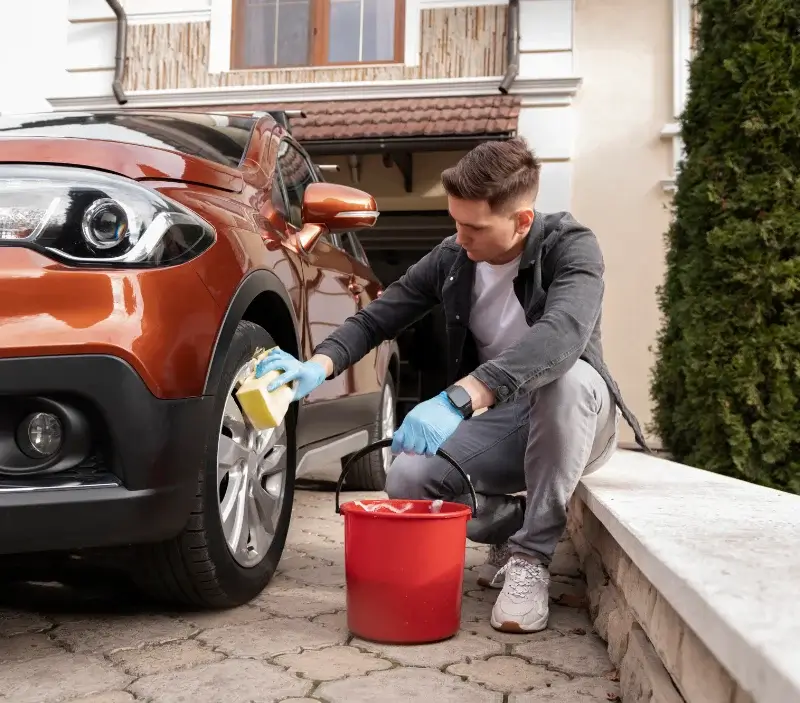 Lavage auto à domicile Les Matelles : professionnel intervenant sur un véhicule
